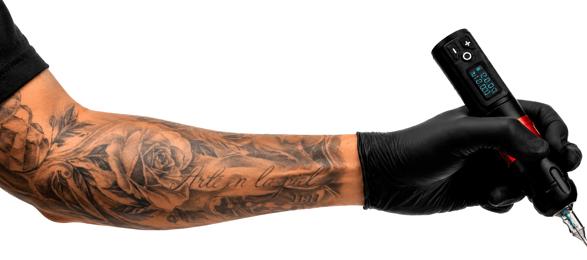Brazo enguantado sosteniendo una máquina de tatuar