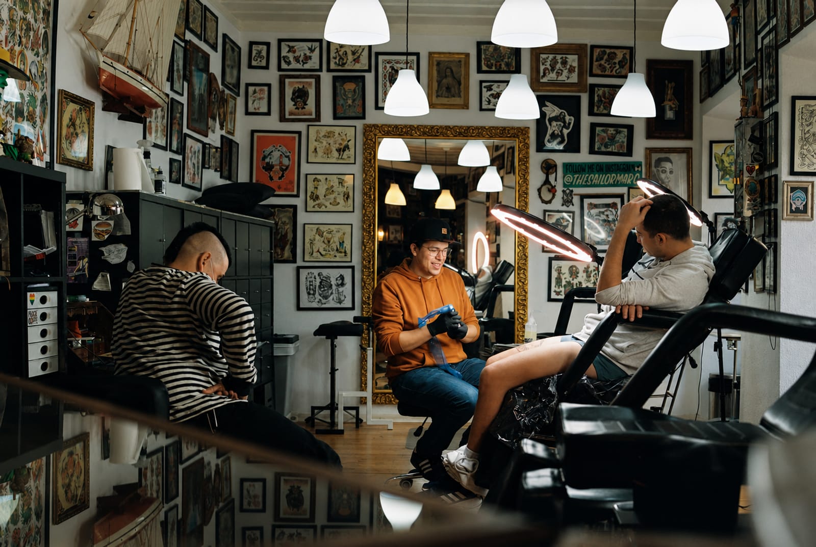 Estudio de tatuajes con varios artistas trabajando