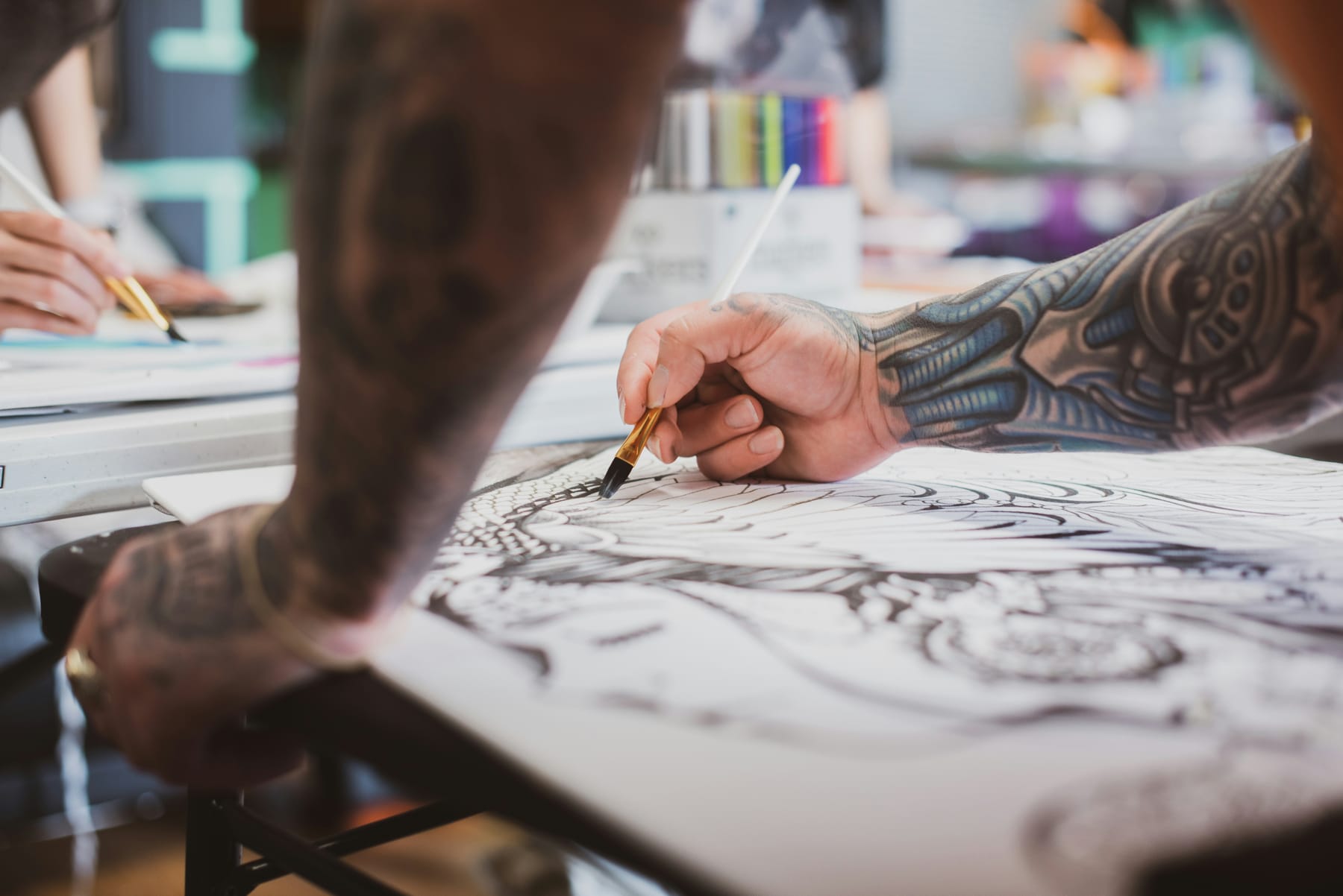 Tatuador dibujando un diseño a mano